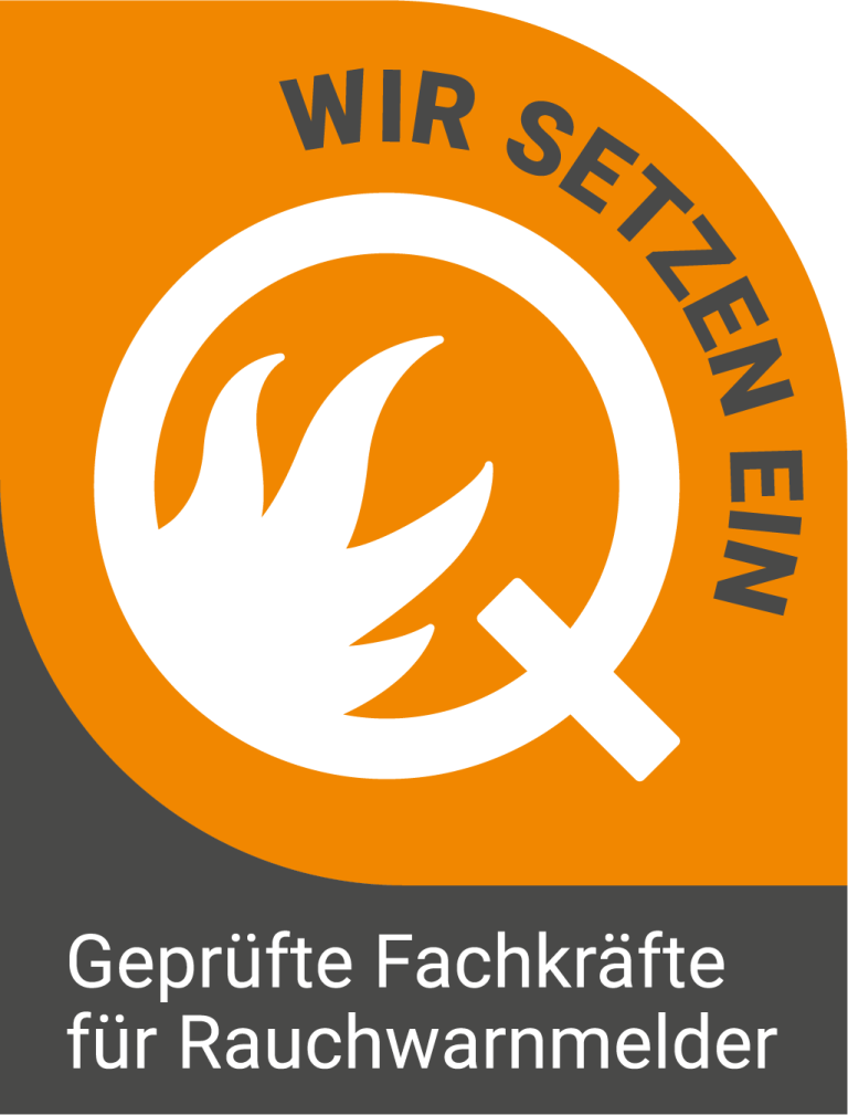 Q-Logo mit dem Text "Wir setzen ein" und Hinweis auf geprüfte Fachkräfte für Rauchmelder.