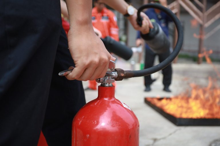 Eine flammende Zündholzstreichfläche in leuchtenden, orange-blauen Farben.